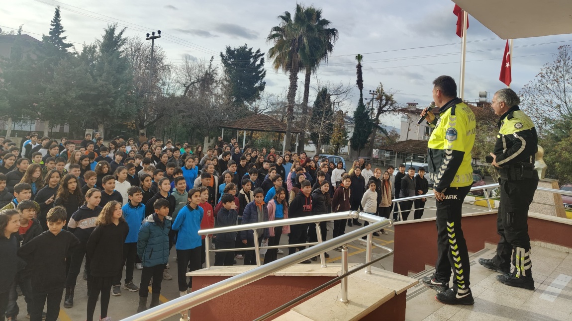 Dönem sonu sosyal etkinlikler kapsamında İlçe Emniyet Müdürlüğünden görevli trafik polisleri öğrencilerimize trafik kuralları ve trafik de gerekli tedbirleri anlattılar. Kendilerine teşekkür ediyoruz